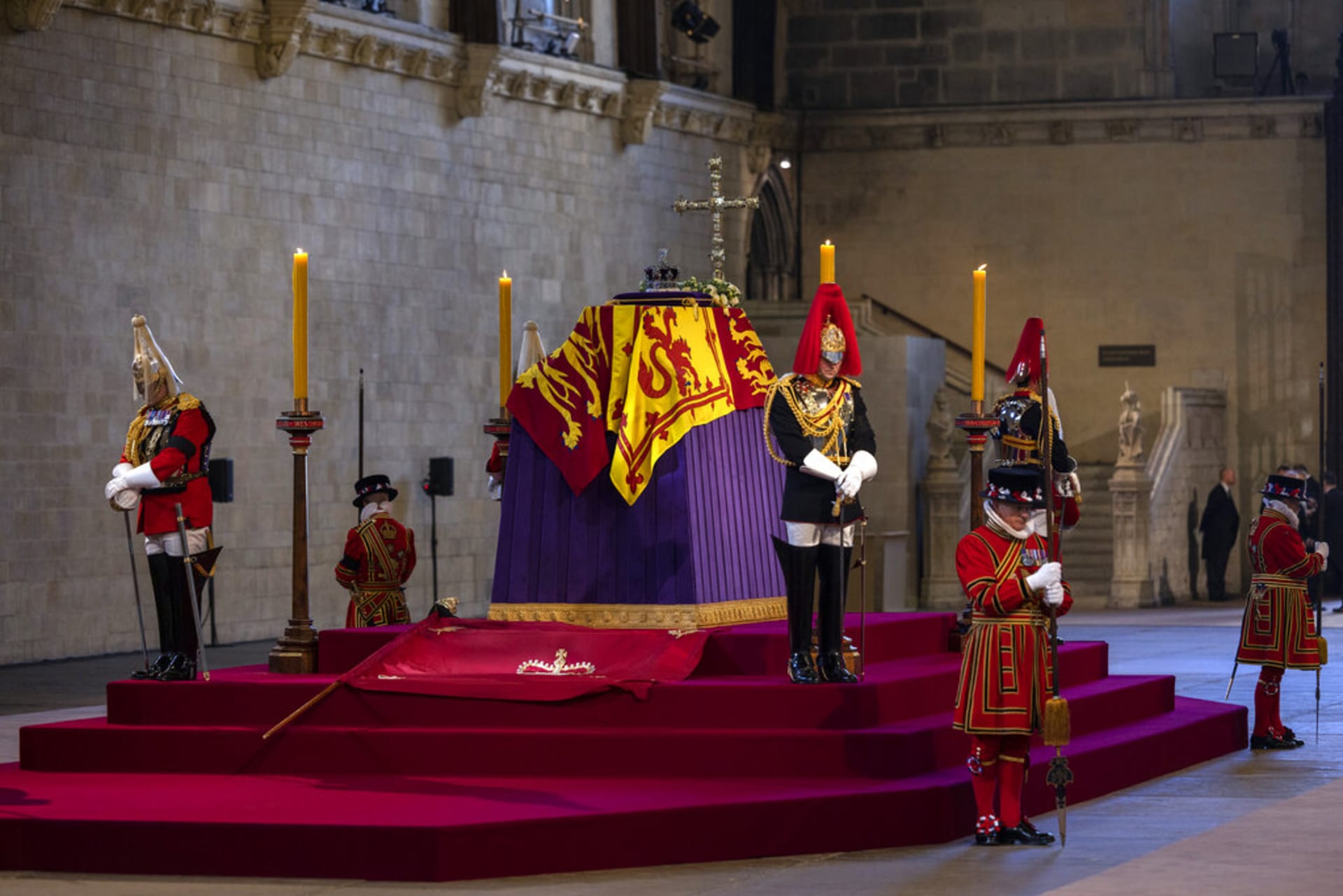 Rakev královny Alžběty II. byla poslední dny vystavena ve Westminsterském sále britského parlamentu.