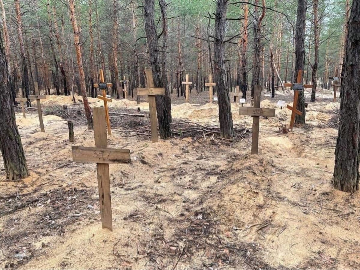 Ukrajinci nalezli v osvobozeném Izjumu provizorní masový hrob, v němž se nacházelo asi 440 těl.