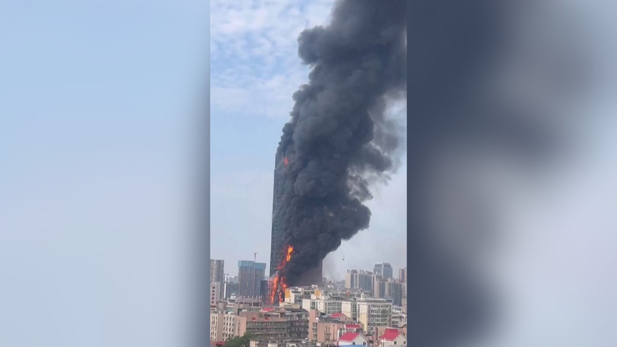 Čínský mrakodrap v plamenech