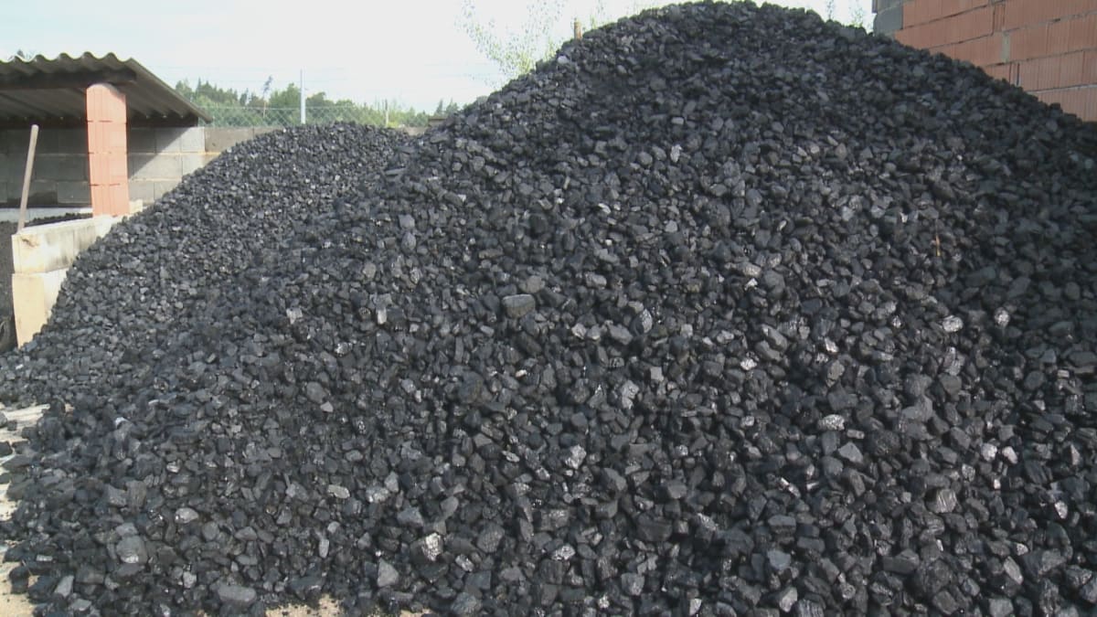 V obavách z rostoucích nákladů na plyn Češi skupují uhlí