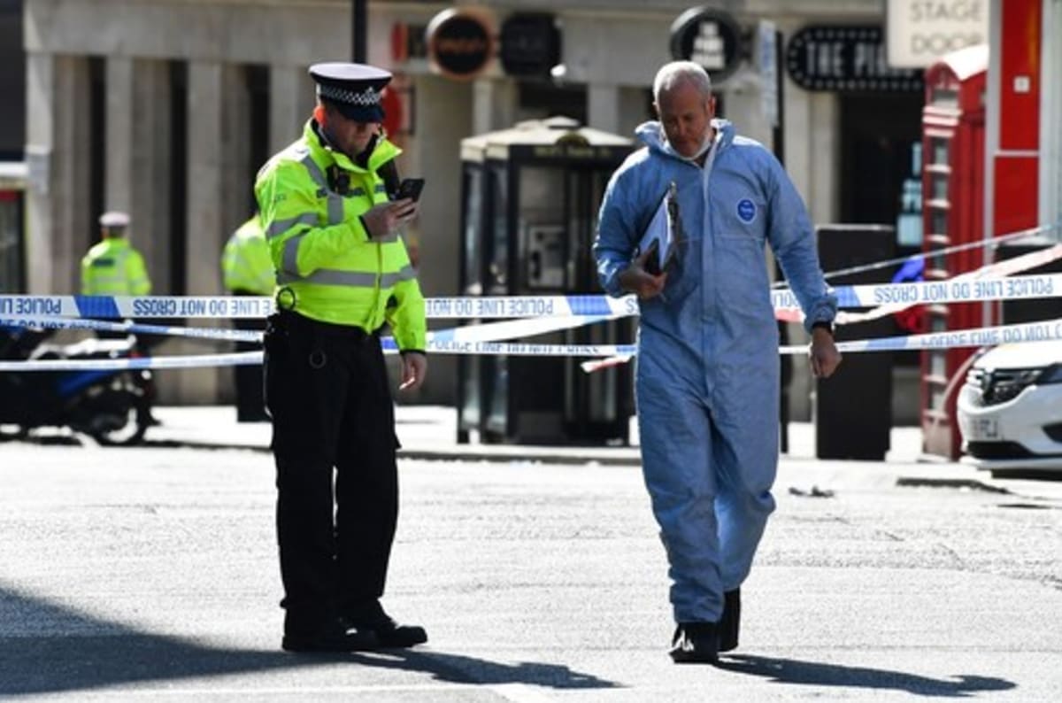 Kriminalista a policista na místě pobodání dvou policistů poblíž Leicester Square v Londýně 16. září 2022.