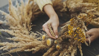 Vytvořte si věnec ze suchých travin a podzimních květin i plodů