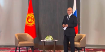 Putina potupili i jeho spojenci. Šéf Kremlu trapně čekal na prezidenta Kyrgyzstánu