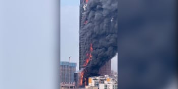 Čínský mrakodrap v plamenech: Oheň pohltil desítky pater, z místa se valí hustý dým