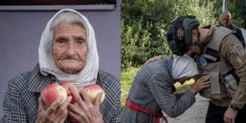 Přežila Stalina i Hitlera. Dojatá 92letá Ukrajinka nyní přivítala osvoboditele jablky