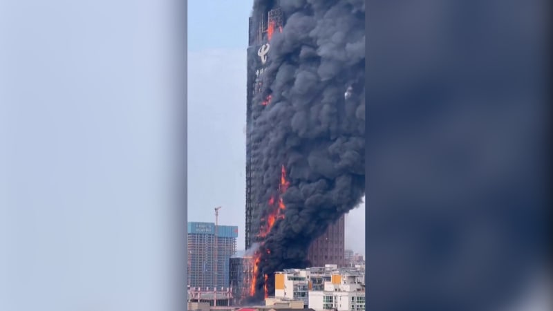 Čínský mrakodrap v plamenech