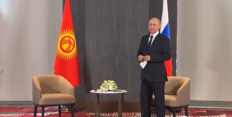 Vladimir Putin musel čekat na prezidenta Kyrgyzstánu.