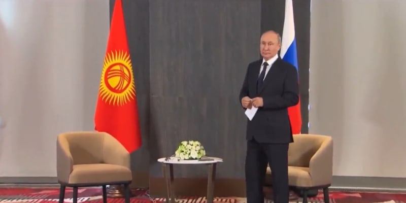 Vladimir Putin musel čekat na prezidenta Kyrgyzstánu.