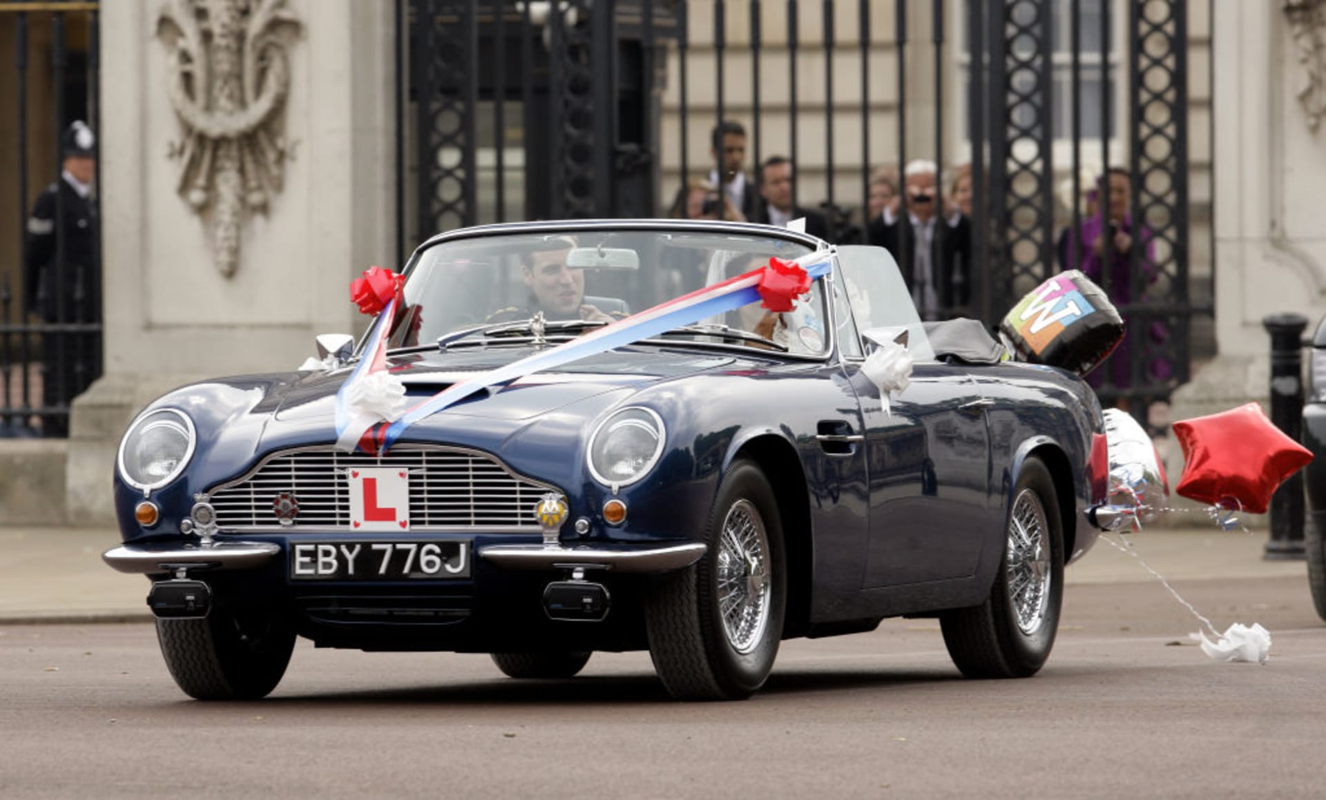 Karlův Aston DB6 při své svatbě využili princ William a vévodkyně Kate.