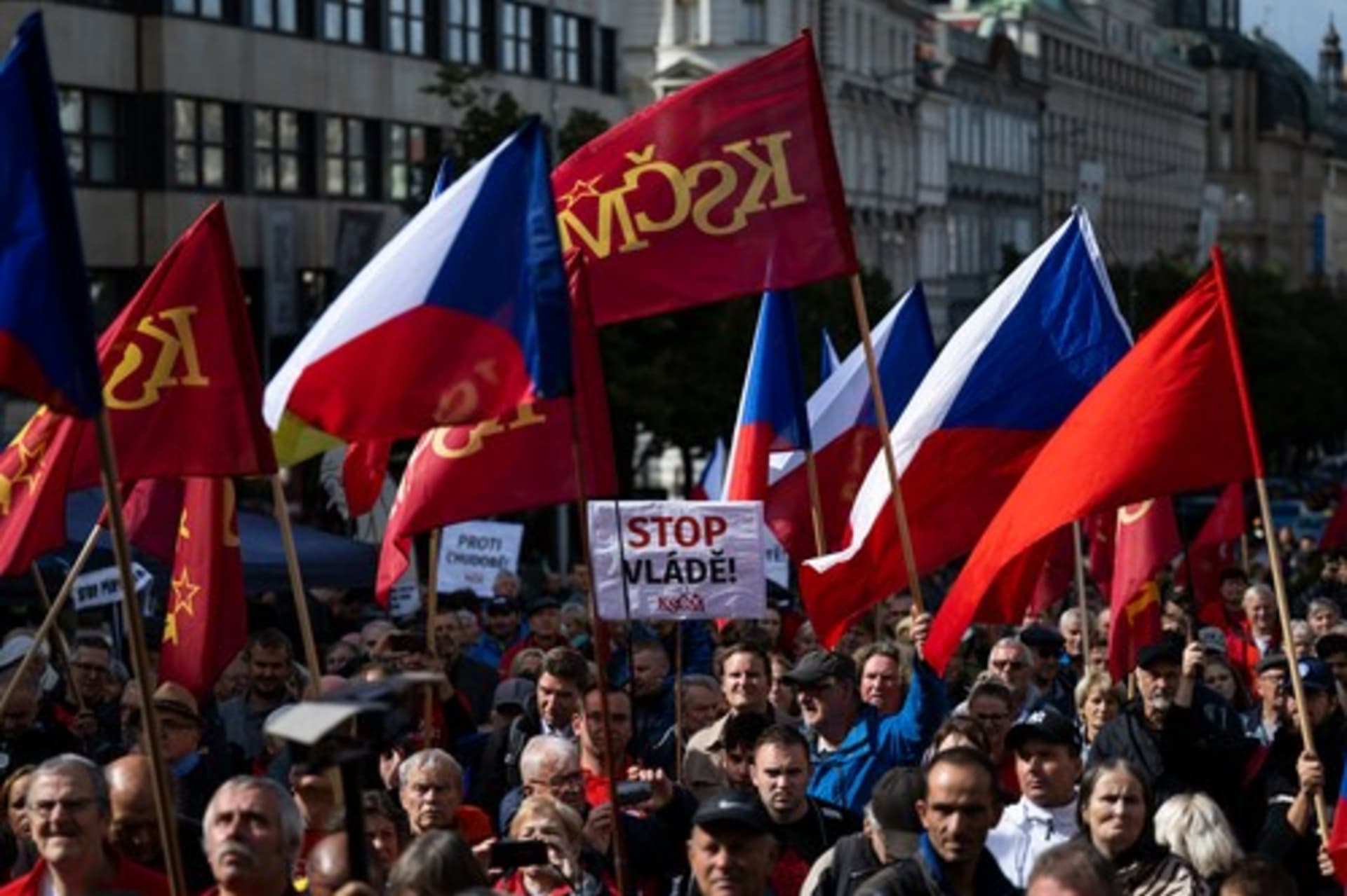 Demonstrace Komunistů na pražském Václavském náměstí.