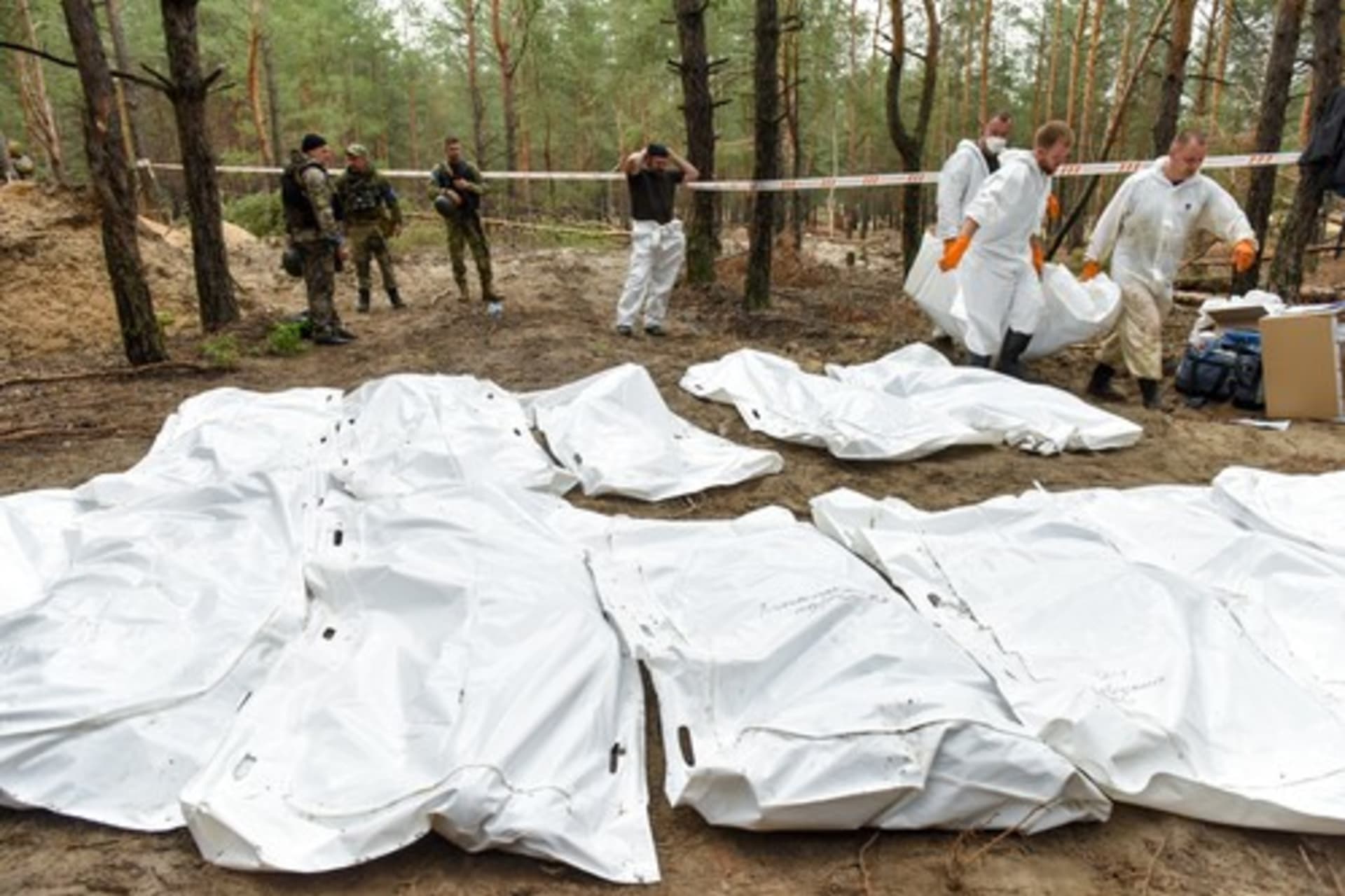 Ukrajinci odhalili u Izjumu masové hroby svých zavražděných lidí. Některá z těl na sobě měla známky po mučení.