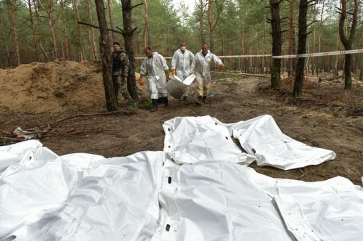 Ukrajinci u Izjumu našli přes 440 mrtvol. Nyní začíná proces exmhumace.