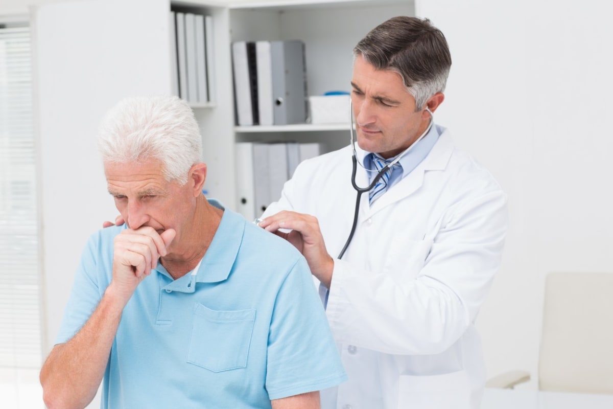 Kašel a dušnost mohou poukazovat na idiopatickou plicní fibrózu. 