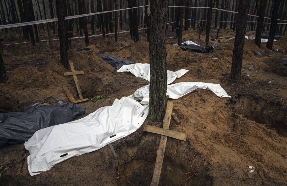 Ukrajinci v osvobozeném Izjumu nalezli masové hroby.