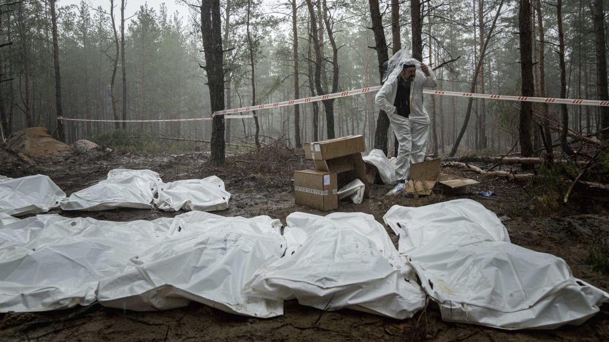 Ukrajinci v osvobozeném Izjumu nalezli masové hroby. (17.9.2022)