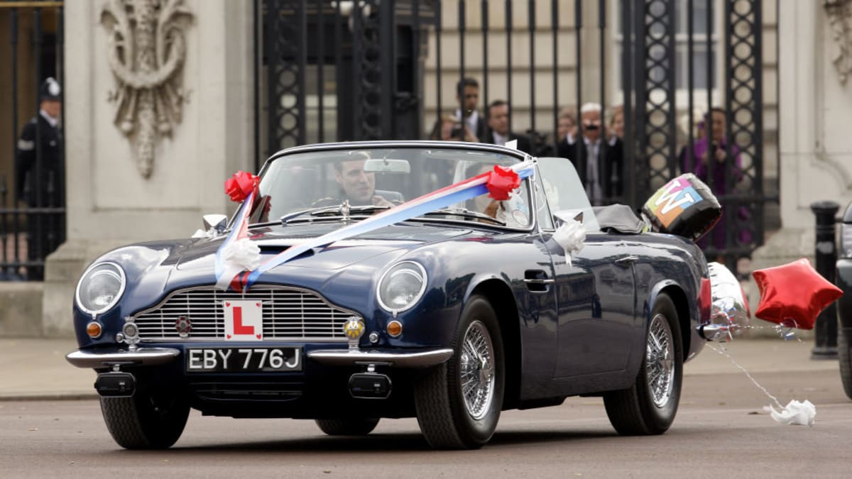 Karlův Aston DB6 při své svatbě využili princ William a vévodkyně Kate.