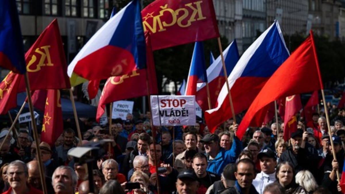 Demonstrace Komunistů na pražském Václavském náměstí.