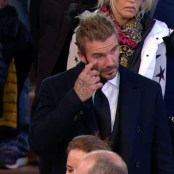 Bývalý fotbalista David Beckham si vystál dlouhou frontou, aby se rozloučil s královnou Alžbětou II. Při loučení neudržel slzy.