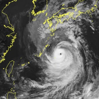 Snímek japonské meteorologické kanceláře, na němž je vidět tajfun Nanmadol 