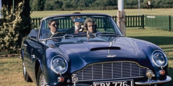 Stařičký Aston Martin Karla III. jezdí na odpady z vína a sýrů. Má jej přes padesát let