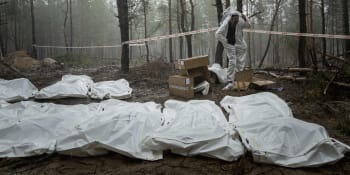 Ukrajinci zveřejnili další důkazy o ruských zvěrstvech. Našli stovky těl civilních obětí