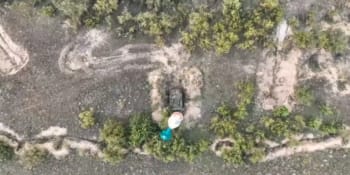 Z ruských obrněnců je šrot, slaví Ukrajinci. Video ukazuje útok dronů na ukrytou techniku