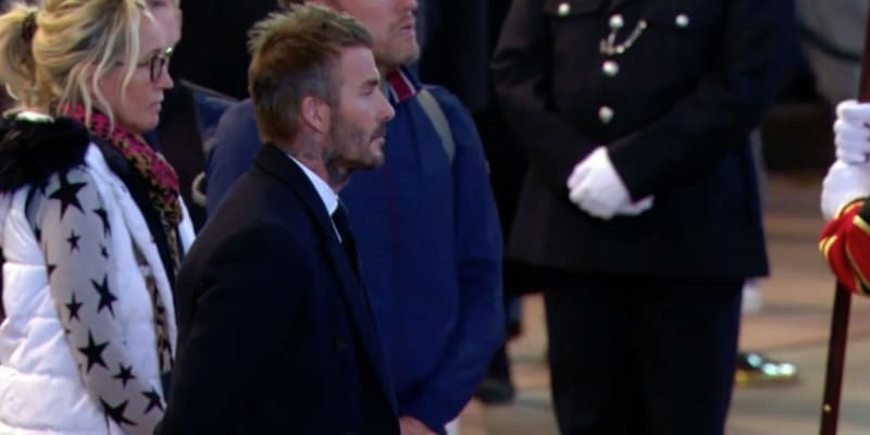 Bývalý fotbalista David Beckham si vystál dlouhou frontou, aby se rozloučil s královnou Alžbětou II. Slzy neudržel.
