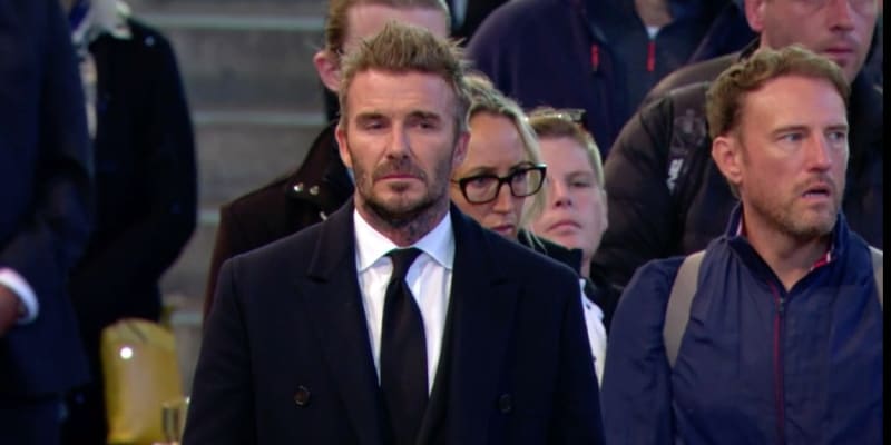 Bývalý fotbalista David Beckham si vystál dlouhou frontou, aby se rozloučil s královnou Alžbětou II. Slzy neudržel.