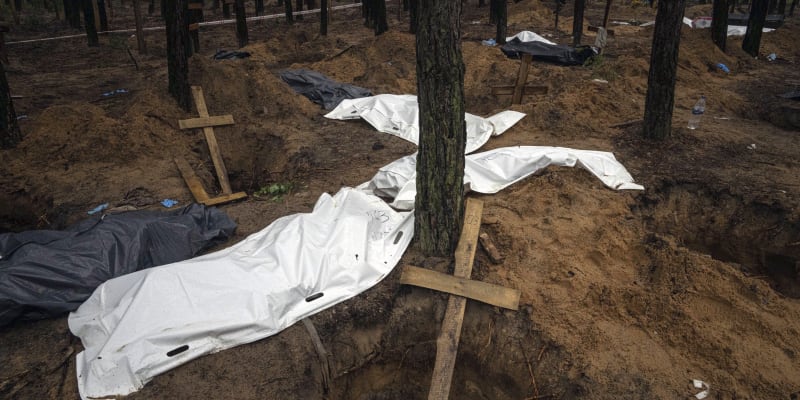 Ukrajinci v osvobozeném Izjumu nalezli masové hroby.