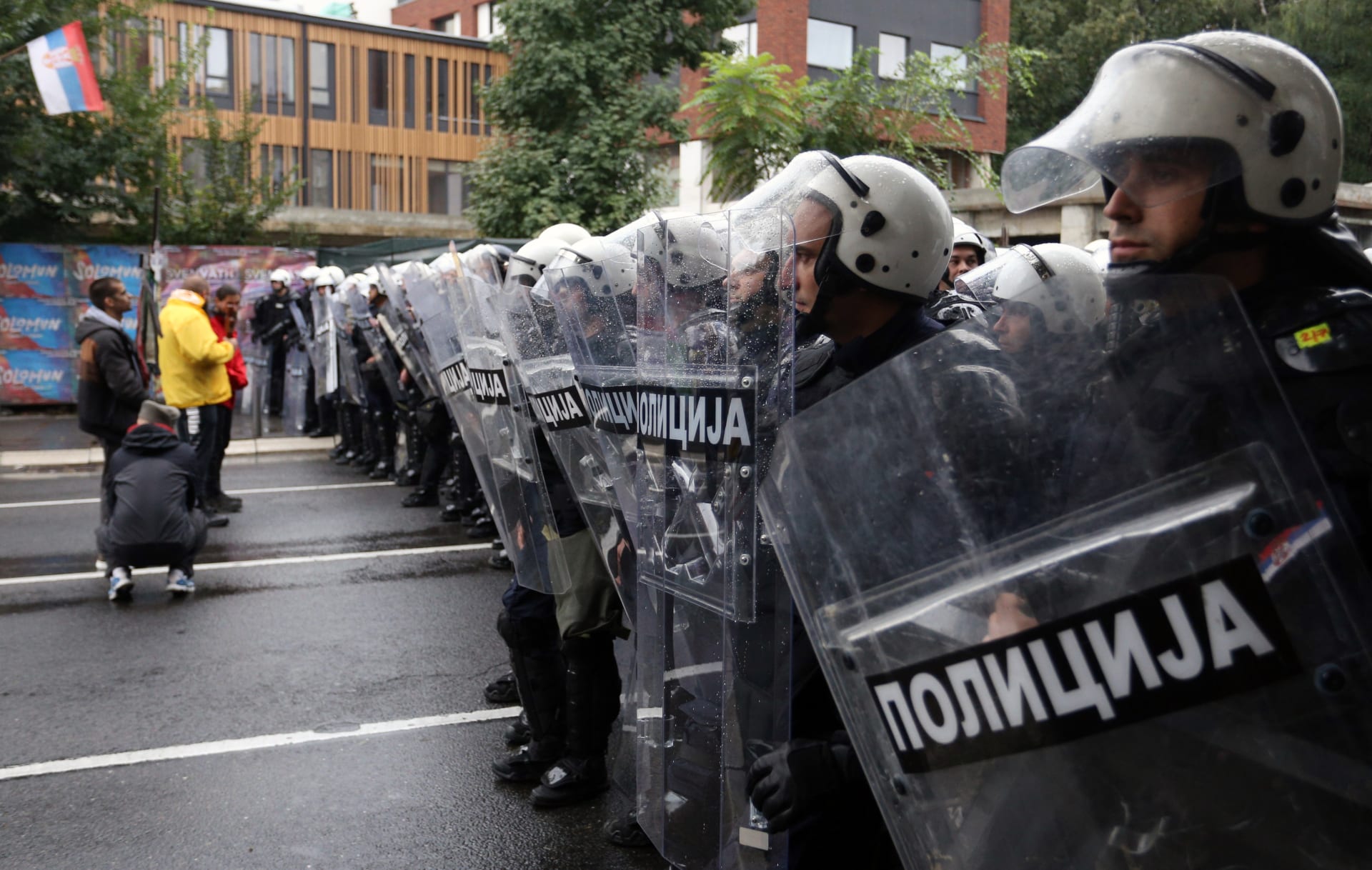 V Bělehradě se konal pochod Pride. Policie se střetla s fotbalovými chuligány.