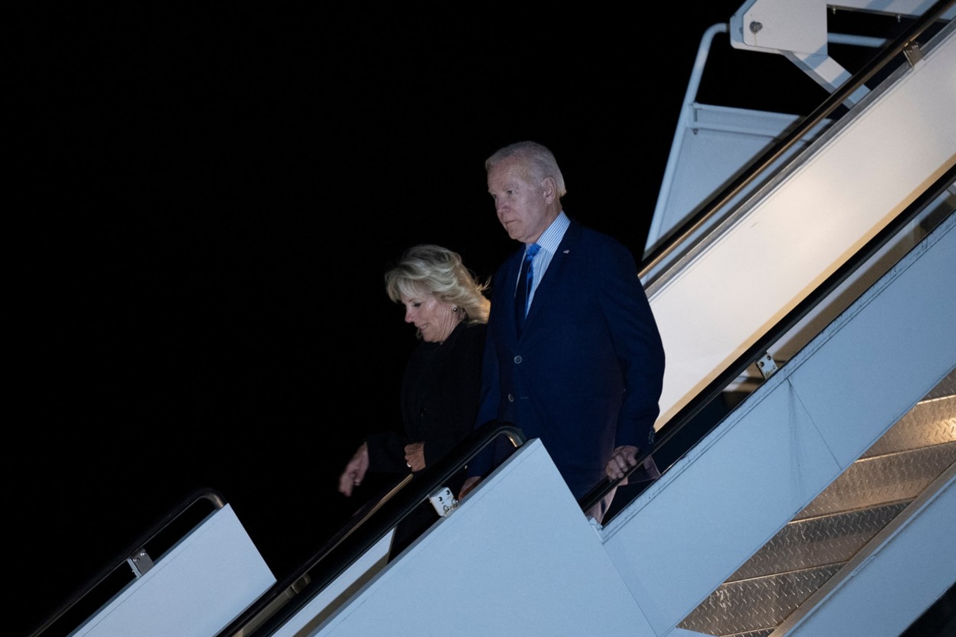 Americký prezident Joe Biden s manželkou při výstupu z letadla