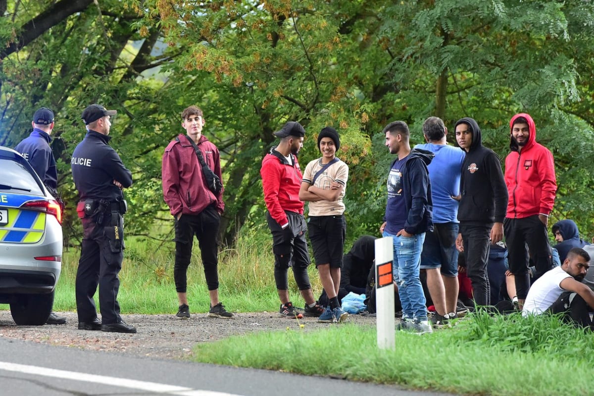 Skupina 22 migrantů u Rohatce na Hodonínsku.