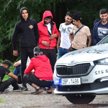 Skupina 22 migrantů u Rohatce na Hodonínsku.