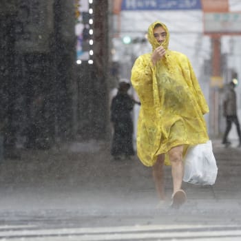 Jeden z největších tajfunů, který kdy zasáhl Japonsko, dorazil na pevninu na jižním ostrově Kjúšú.