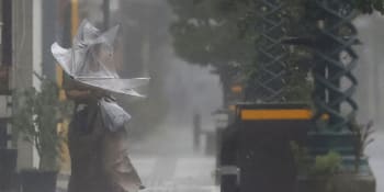 Ničivý tajfun dorazil do Japonska. Evakuovat se mají miliony lidí, hrozí zřícení budov