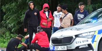 Kontroly u hranic se Slovenskem nesou ovoce. Policie zadržela 16 lidí v jediném osobním vozu