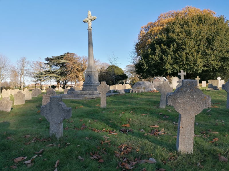 Pohřebiště královského námořnictva v Gosportu na jihu Anglie. Leží tu tisíce námořníků, mnozí se podíleli na kolonizaci, jiní za I.  a II. světové války bojovali za lepší Evropu a svět.