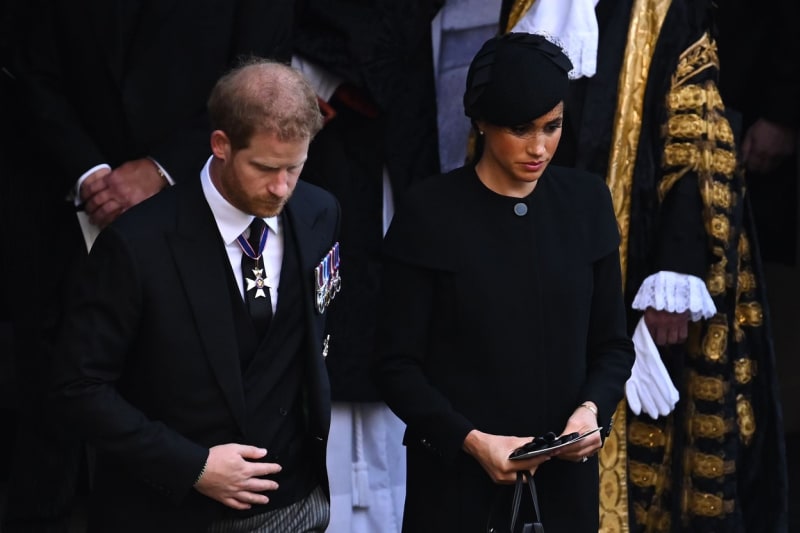 Princ Harry s manželkou Meghan na loňském pohřbu královny Alžběty II.