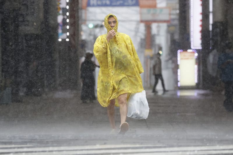 Jeden z největších tajfunů, který kdy zasáhl Japonsko, dorazil na pevninu na jižním ostrově Kjúšú.