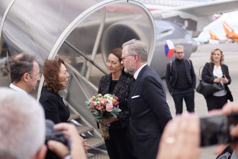 Premiér Petr Fiala (ODS) s manželkou dorazil do Londýna, kde v pondělí bude na státním pohřbu královny zastupovat Českou republiku.