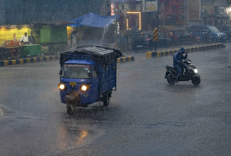 Monzunové deště v Indii způsobily smrt několika lidí.