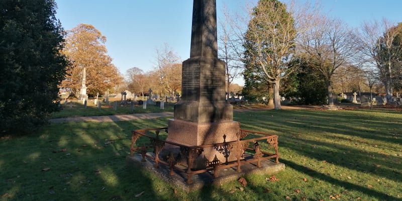 Hřbitov britského královského námořnictva v Gosportu na jihu Anglie. Pomník obětem britské koloniální války s africkými Zuly z roku 1879