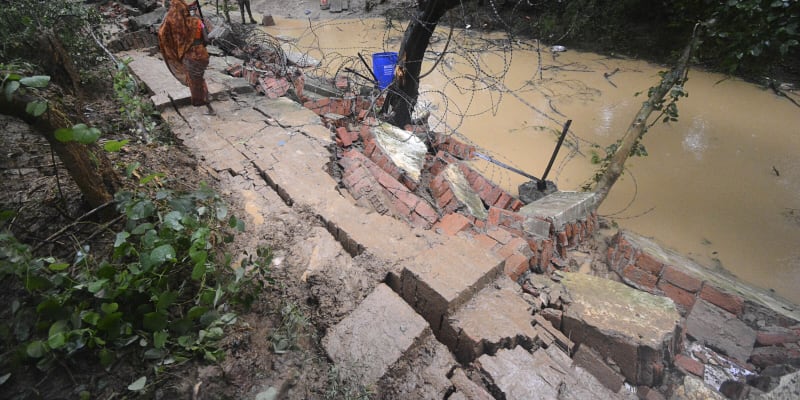 Monzunové deště v Indii způsobily smrt několika lidí.