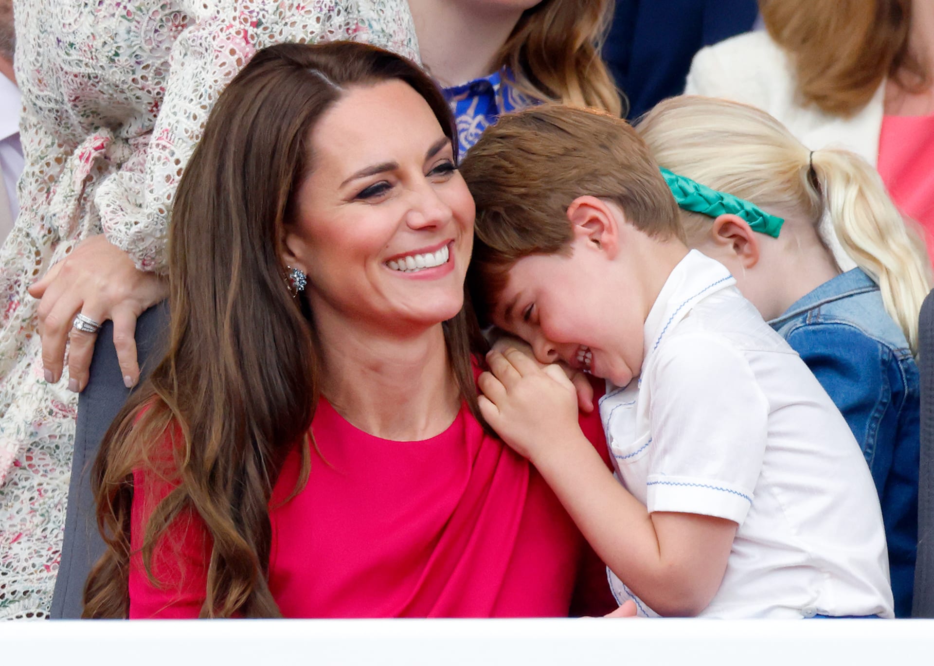 Malý princ Louis v objetí maminky Catherine, vévodkyně z Cambridge