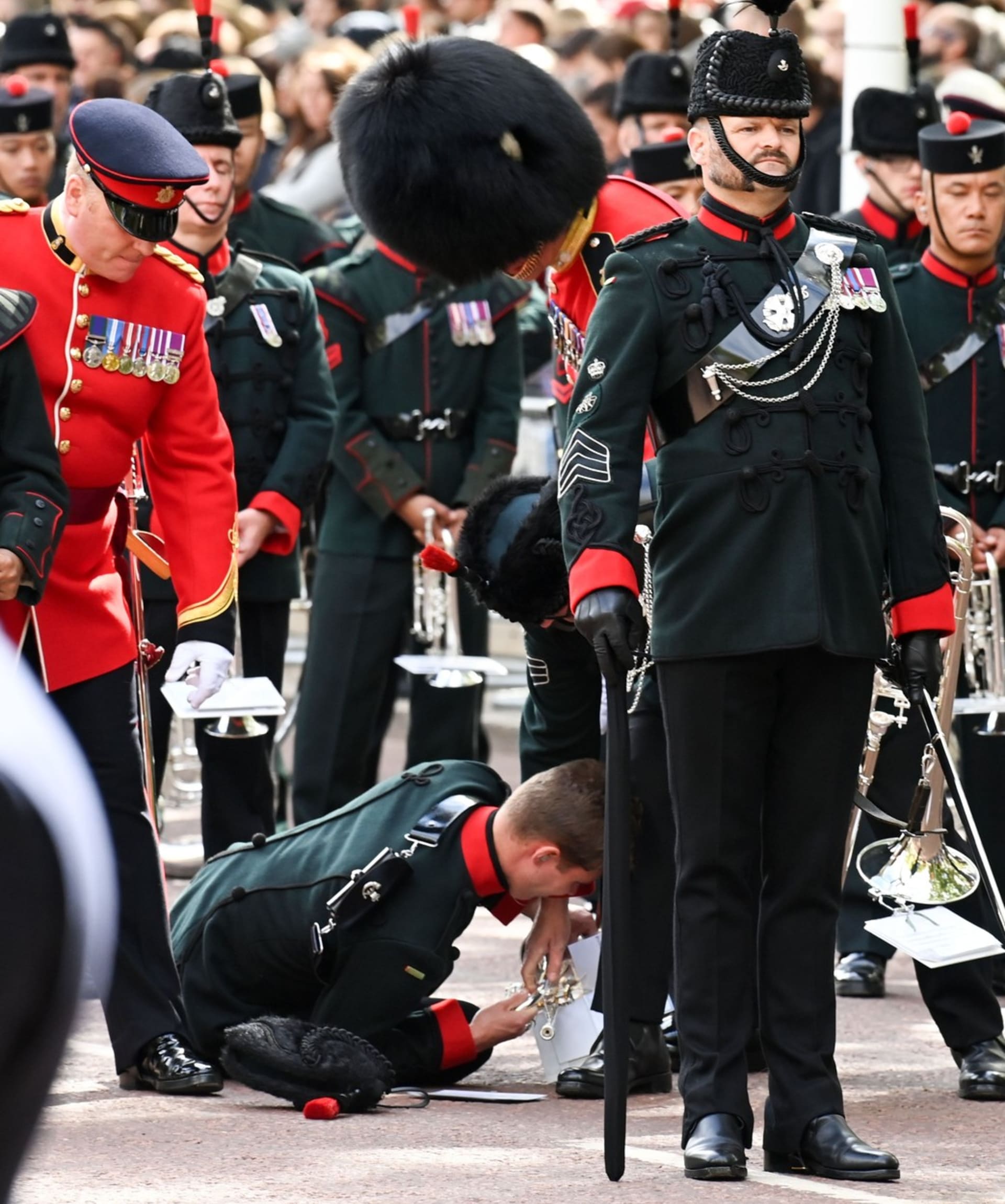 Jeden z vojáků během procesí omdlel. 