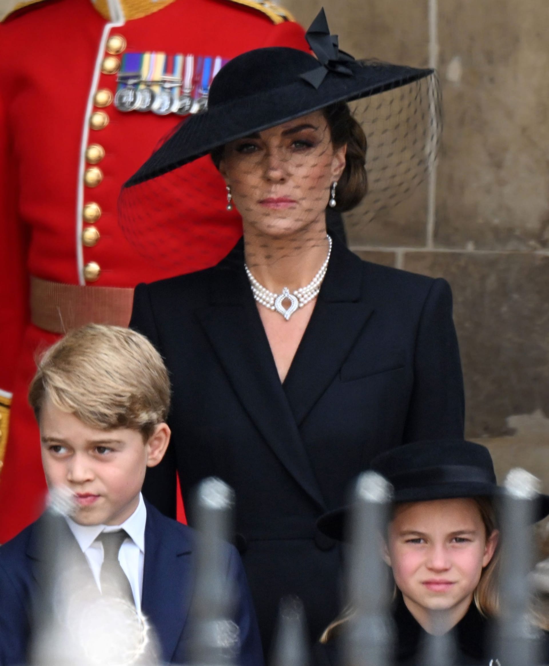 Truchlící členové královské rodiny, Catherine, pincezna z Walesu s dětmi princem Georgem a princeznou Charlotte