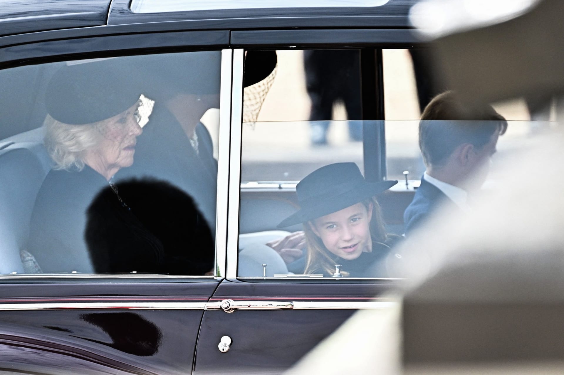 Královna manželka Camilla, princezna Charlotte a princ George přijíždějí na smuteční obřad.