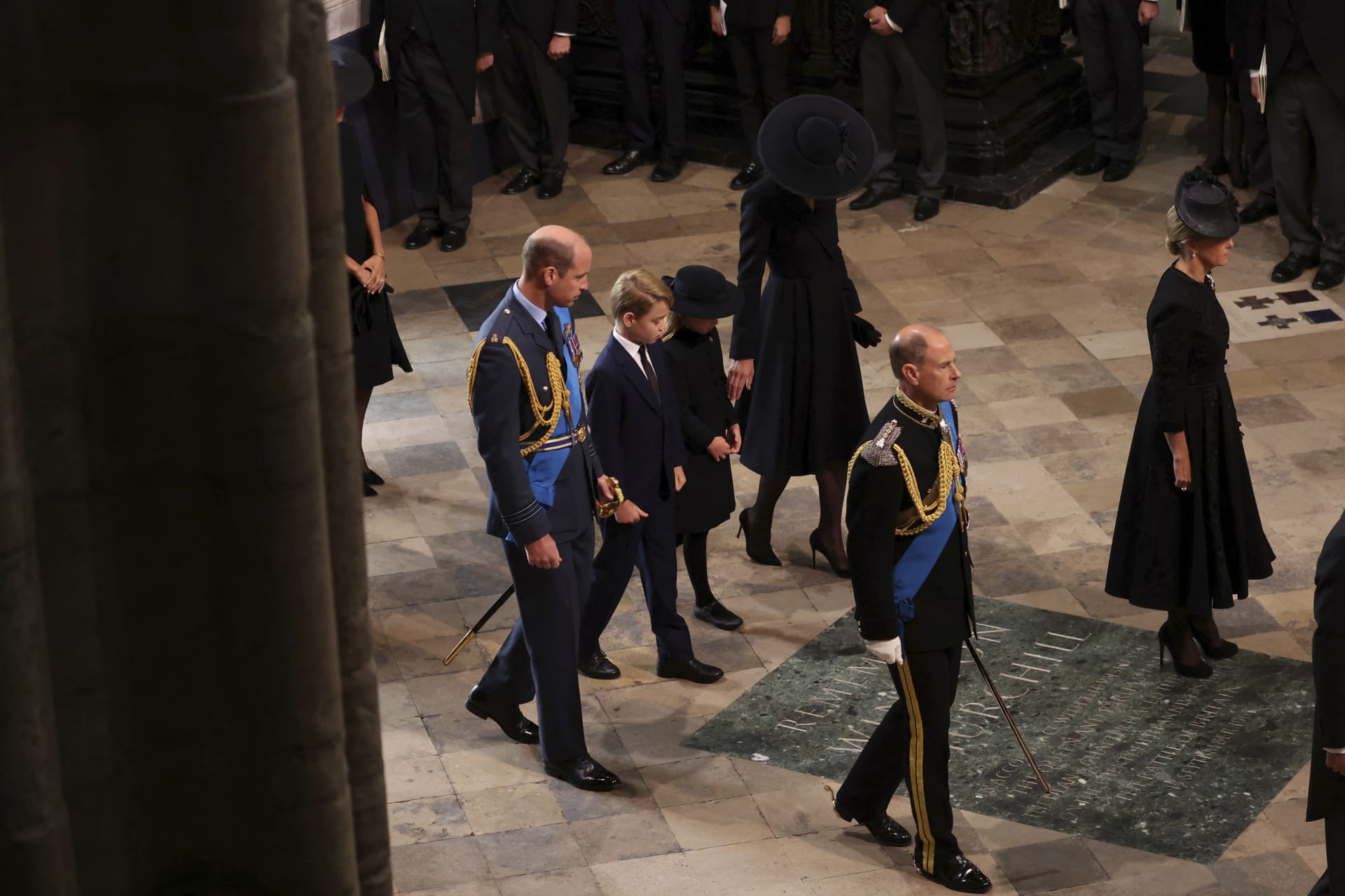 Princ William, princ George, princezna Charlotte a Catherine, princezna z Walesu přicházejí na pohřeb královny Alžběty II.