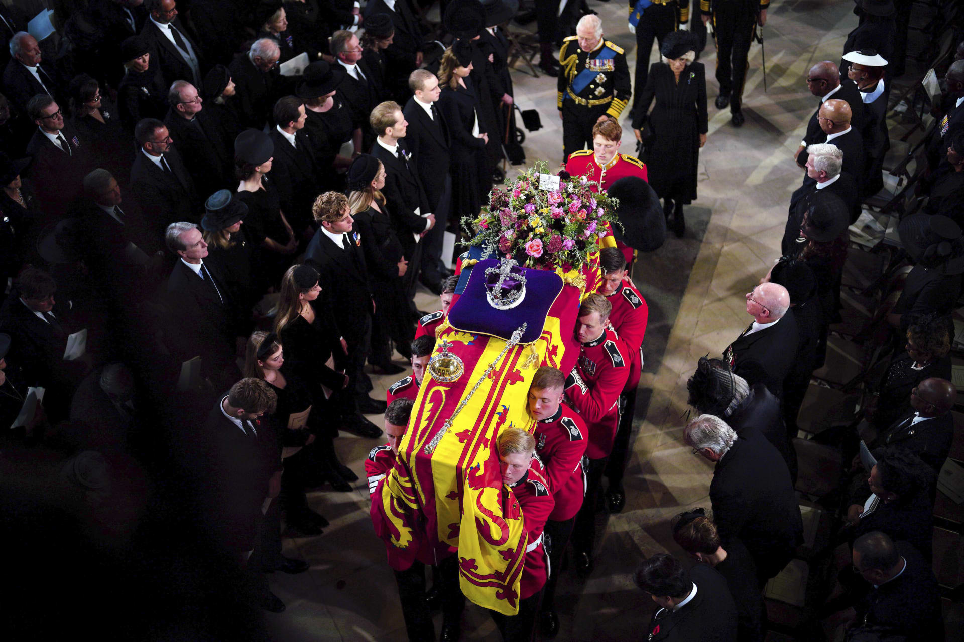 Král Karel III. a královna manželka Camilla kráčejí za rakví v Kapli sv. Jiří na hradě Windsor.