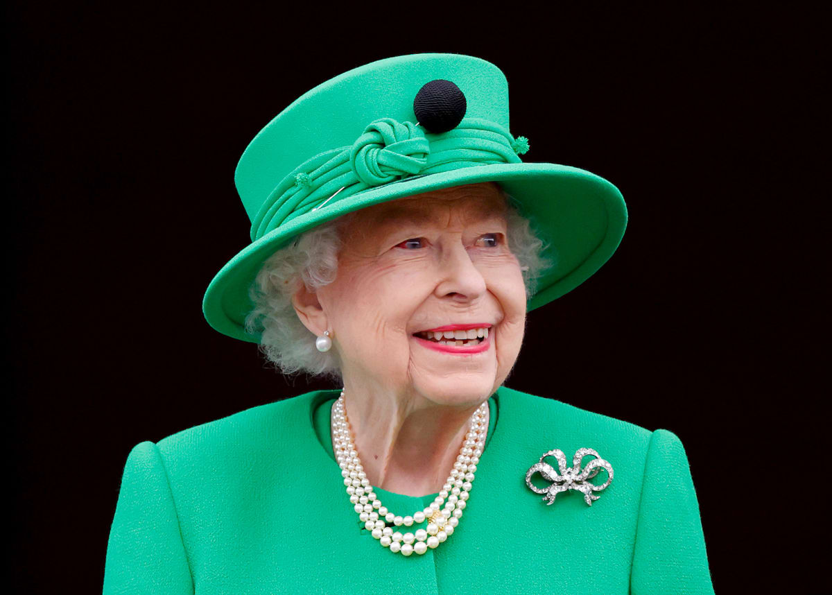 Perlové náušnice a náhrdelník patřily mezi další královniny časté doplňky.